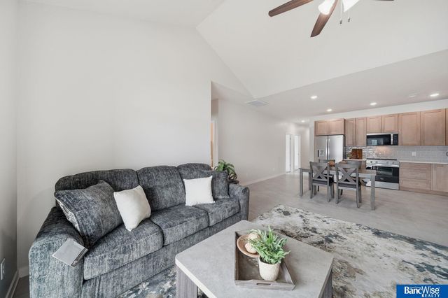 3501 Pearl Crescent Drive, Lincoln, NE 68504