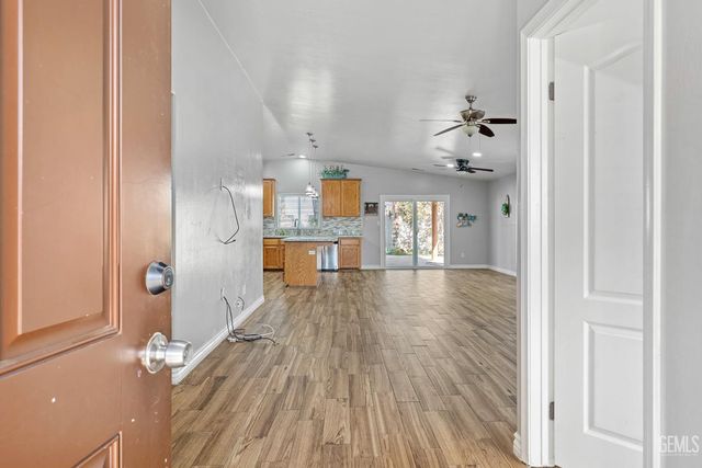 618 Kirklees Court, Bakersfield, CA 93307