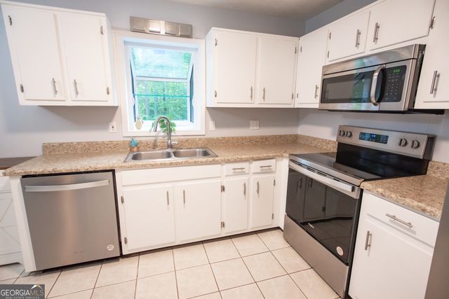 180 Beverly Park Court, Newnan, GA 30263