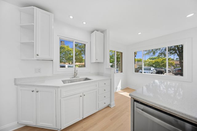 6226 N La Crosse Avenue, Chicago, IL 60646