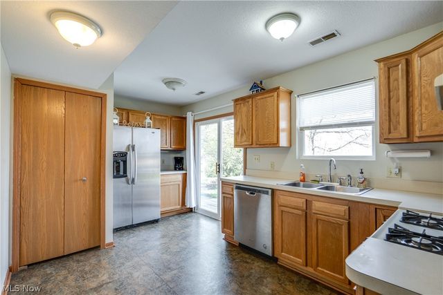 2325 Lakeside Drive, Lakemore, OH 44250