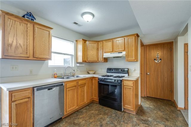 2325 Lakeside Drive, Lakemore, OH 44250