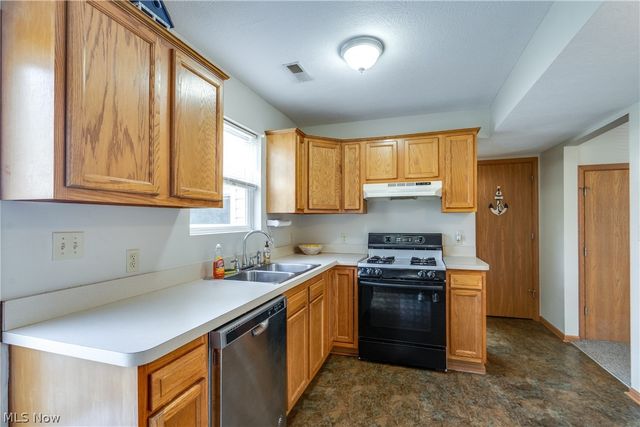 2325 Lakeside Drive, Lakemore, OH 44250