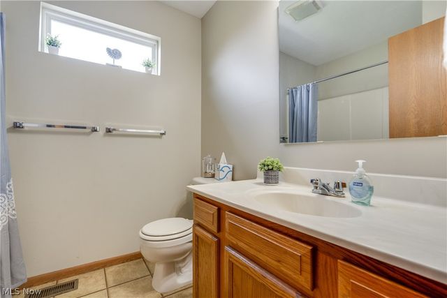 2325 Lakeside Drive, Lakemore, OH 44250