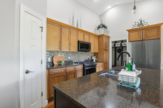 4 FRONTIER Court, Leclaire, IA 52753