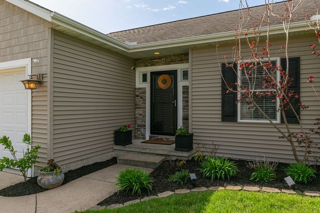 4 FRONTIER Court, Leclaire, IA 52753