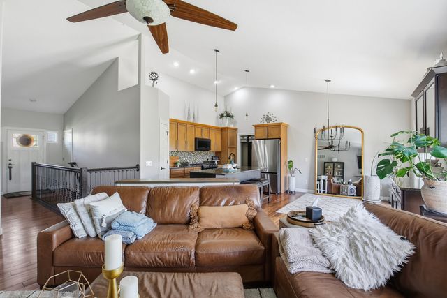 4 FRONTIER Court, Leclaire, IA 52753