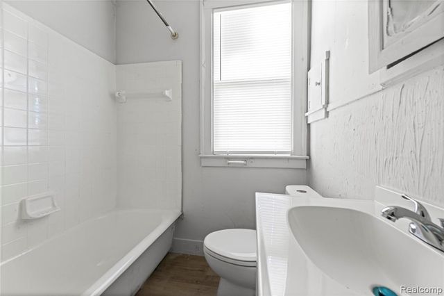 9892 Chenlot Street, Detroit, MI 48204