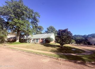 11 Moss Forest Circle, Jackson, MS 39211