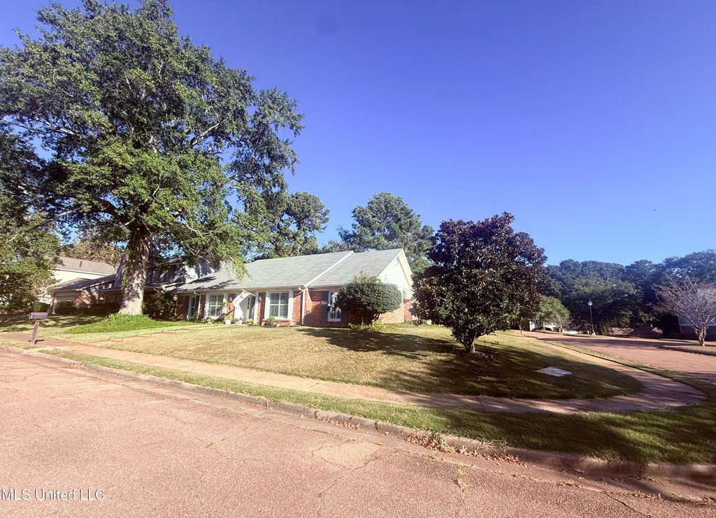 11 Moss Forest Circle, Jackson, MS 39211