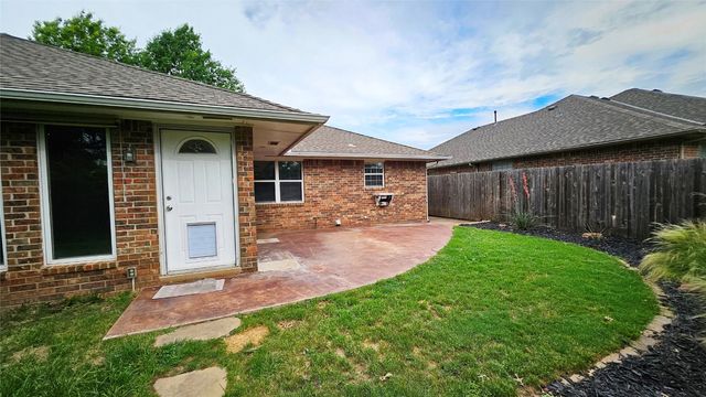 2516 Ridgewood Drive, Moore, OK 73160