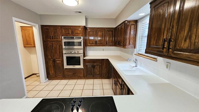 2516 Ridgewood Drive, Moore, OK 73160