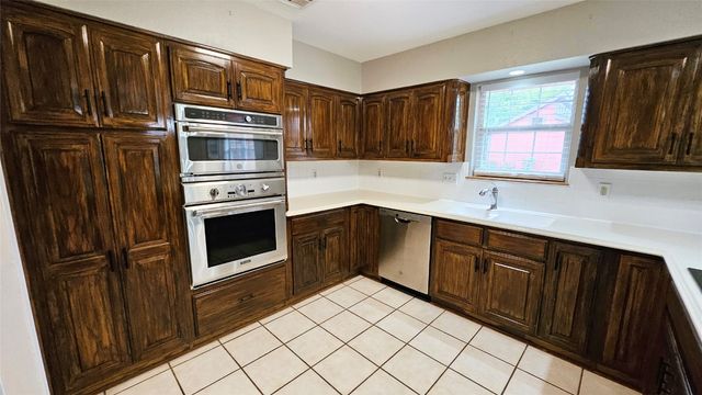 2516 Ridgewood Drive, Moore, OK 73160
