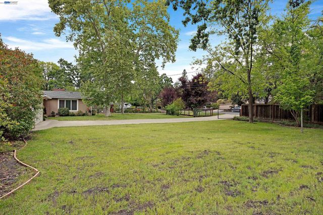 1989 Meadow Rd, Walnut Creek, CA 94595
