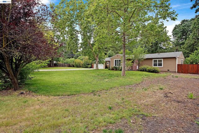 1989 Meadow Rd, Walnut Creek, CA 94595