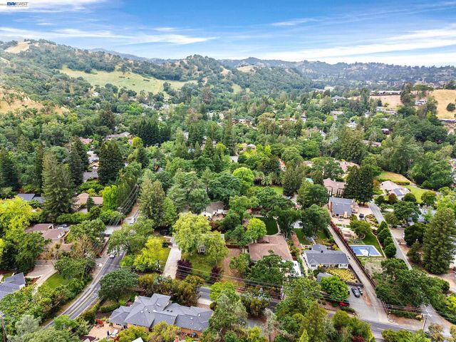 1989 Meadow Rd, Walnut Creek, CA 94595
