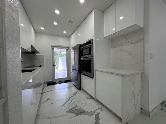 300 E 4th Street 103, Hialeah, FL 33010