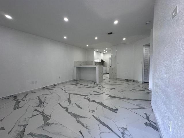 300 E 4th Street 103, Hialeah, FL 33010