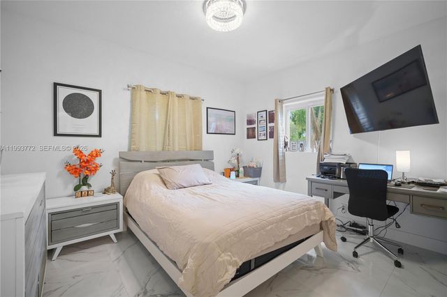 925 NE 4th St, Hallandale Beach, FL 33009