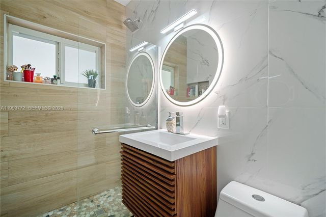 925 NE 4th St, Hallandale Beach, FL 33009