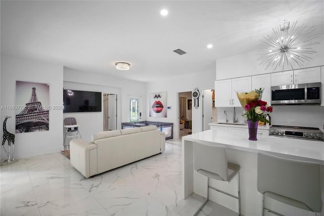 925 NE 4th St, Hallandale Beach, FL 33009