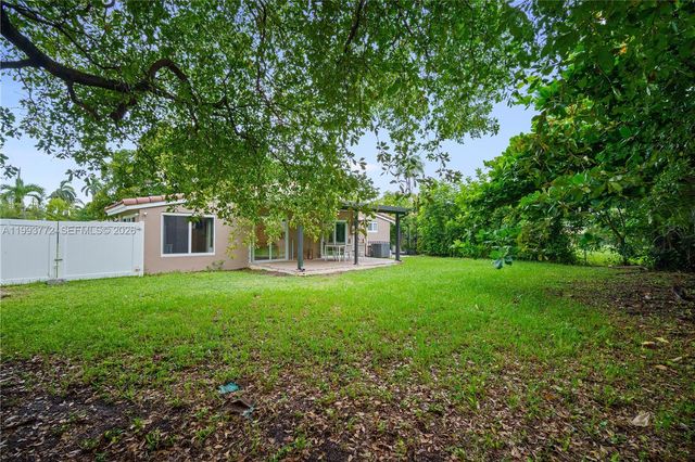 925 NE 4th St, Hallandale Beach, FL 33009