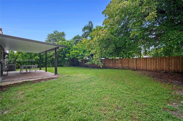 925 NE 4th St, Hallandale Beach, FL 33009