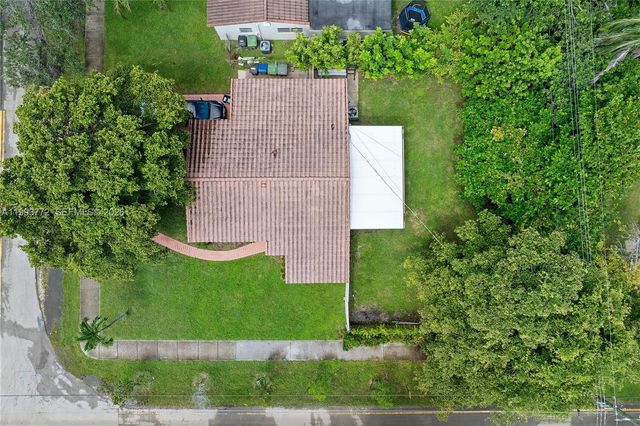 925 NE 4th St, Hallandale Beach, FL 33009