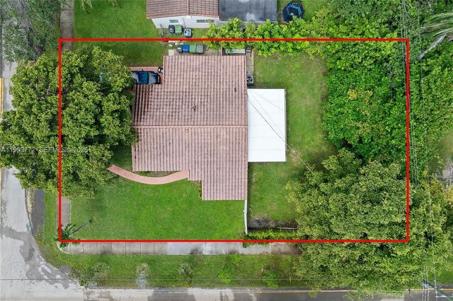 925 NE 4th St, Hallandale Beach, FL 33009