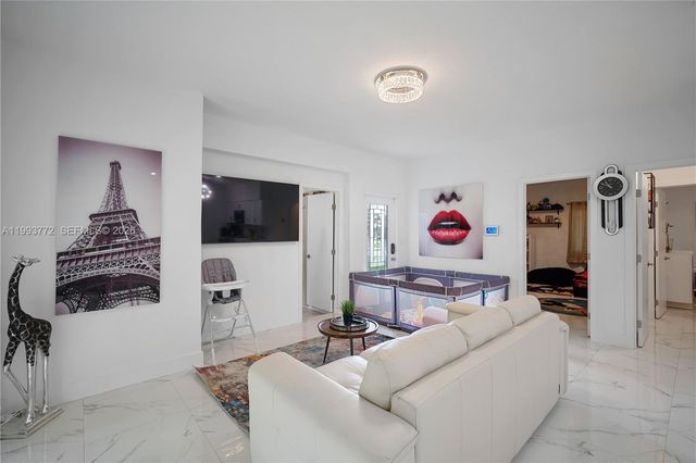 925 NE 4th St, Hallandale Beach, FL 33009