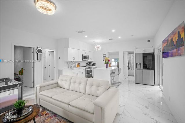 925 NE 4th St, Hallandale Beach, FL 33009