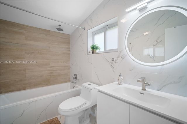 925 NE 4th St, Hallandale Beach, FL 33009