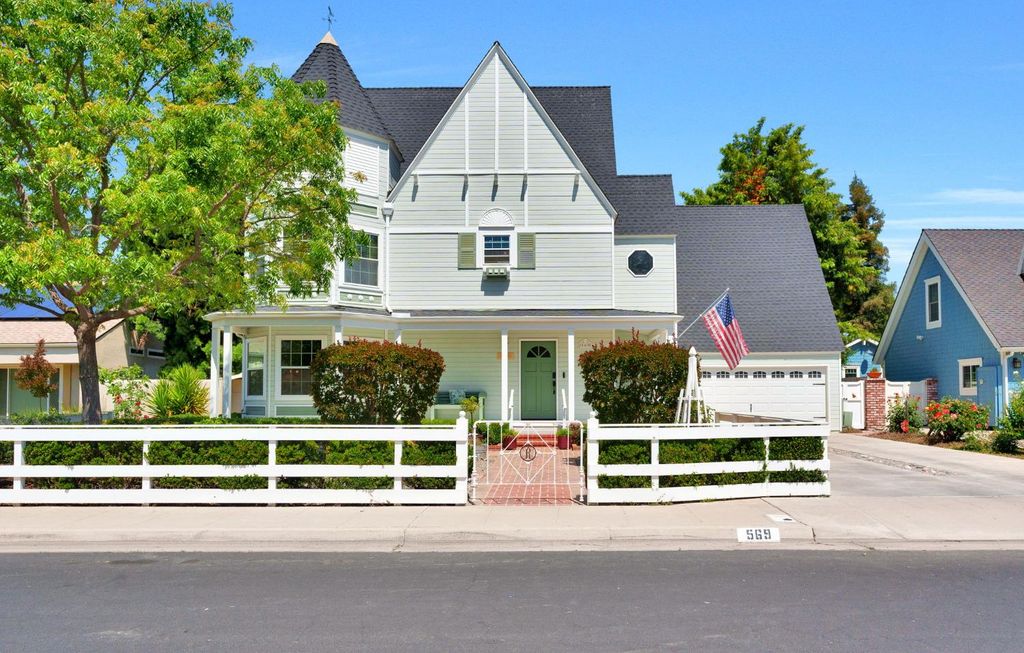 Image 1 of property listing at 569 W Sample Avenue, Clovis, CA 93612