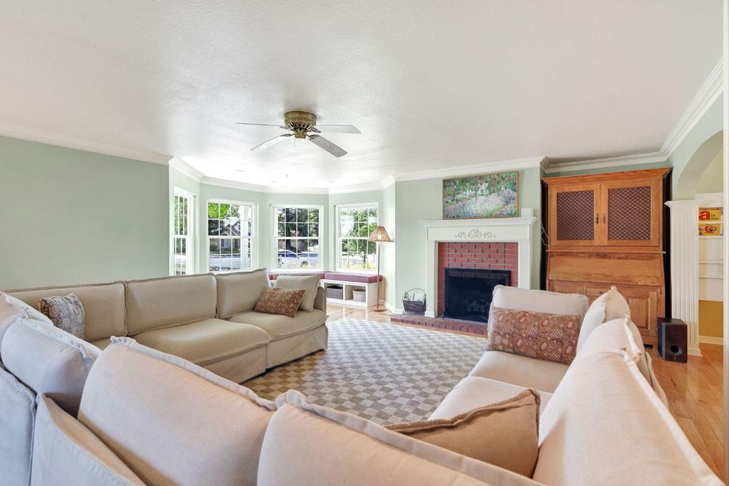 Image 10 of property listing at 569 W Sample Avenue, Clovis, CA 93612