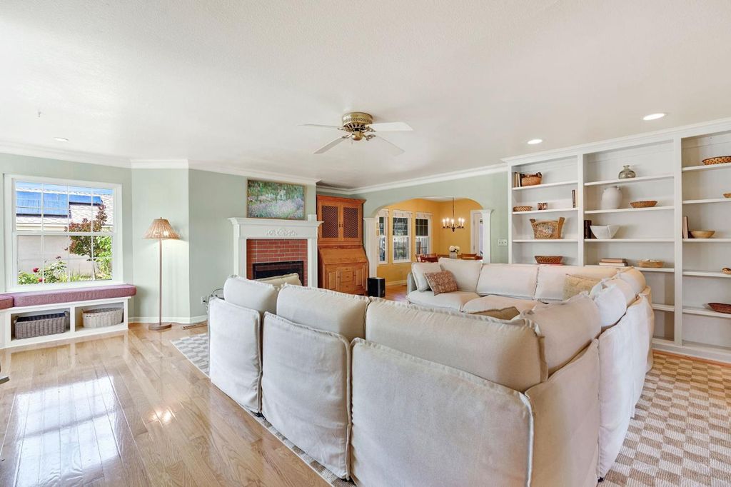 Image 11 of property listing at 569 W Sample Avenue, Clovis, CA 93612