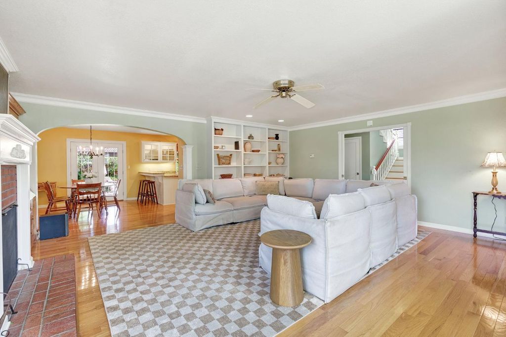 Image 12 of property listing at 569 W Sample Avenue, Clovis, CA 93612