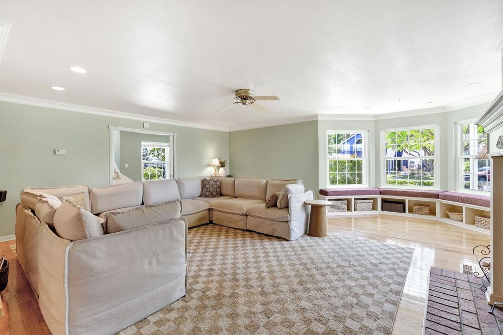 Image 14 of property listing at 569 W Sample Avenue, Clovis, CA 93612