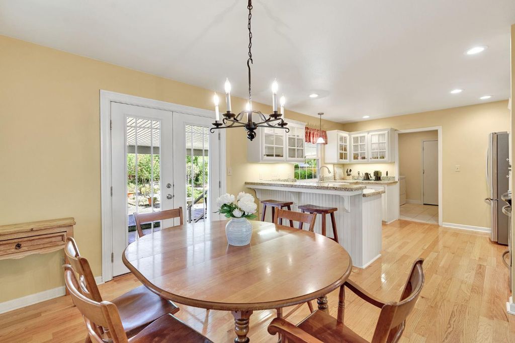 Image 15 of property listing at 569 W Sample Avenue, Clovis, CA 93612