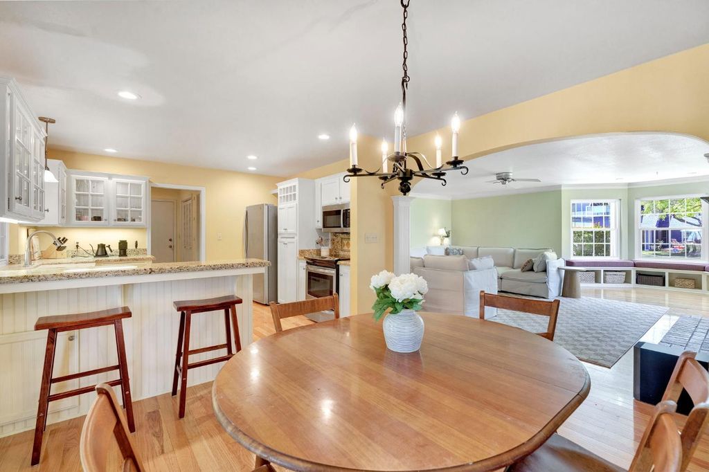 Image 16 of property listing at 569 W Sample Avenue, Clovis, CA 93612