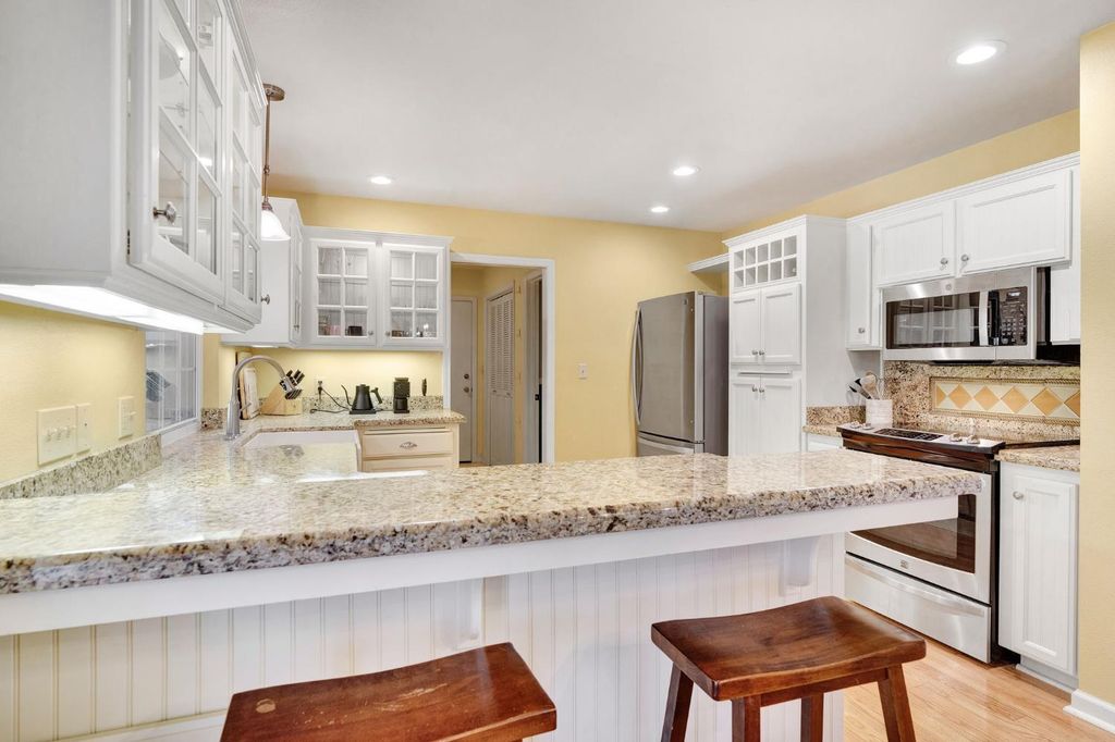 Image 17 of property listing at 569 W Sample Avenue, Clovis, CA 93612