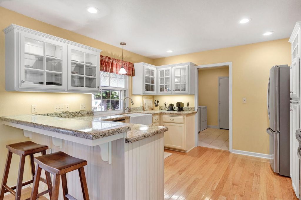 Image 18 of property listing at 569 W Sample Avenue, Clovis, CA 93612