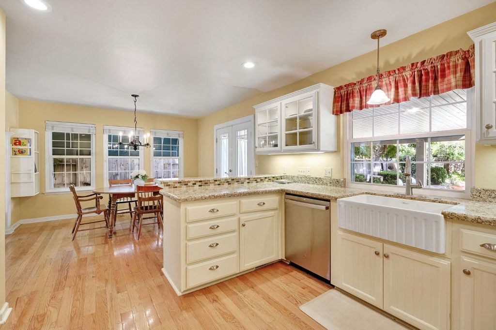 Image 19 of property listing at 569 W Sample Avenue, Clovis, CA 93612