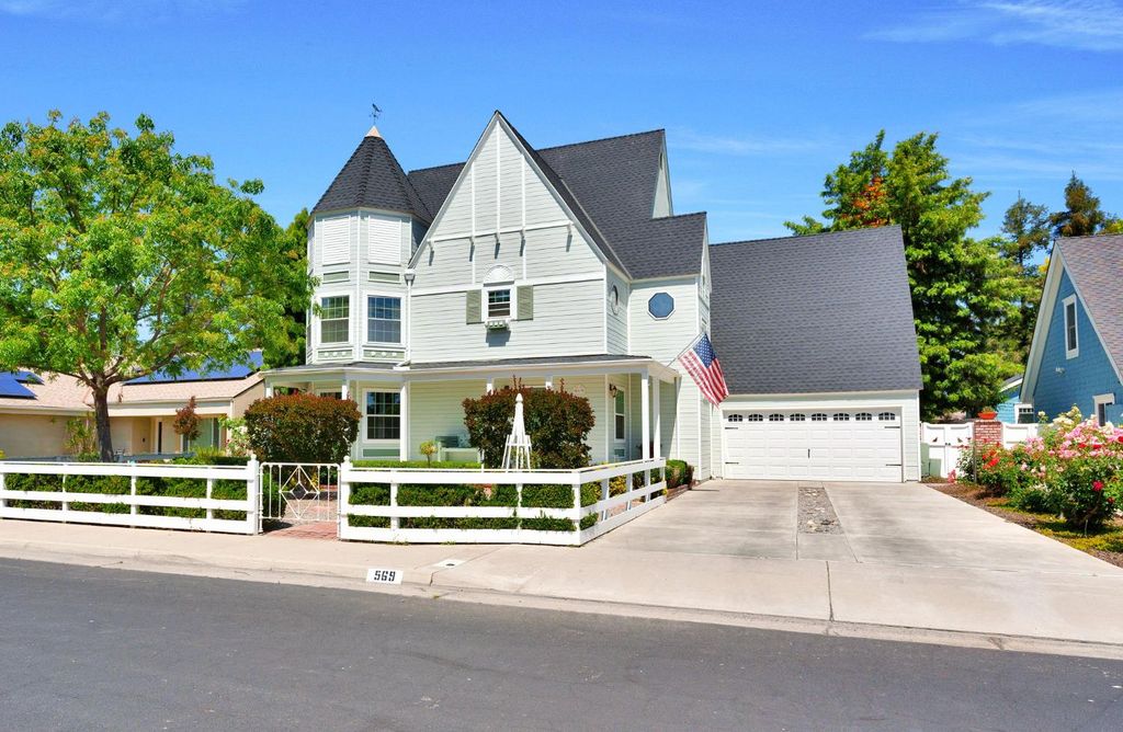 Image 2 of property listing at 569 W Sample Avenue, Clovis, CA 93612