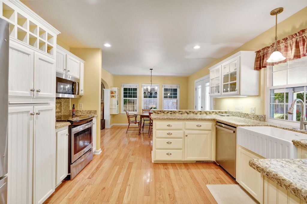 Image 20 of property listing at 569 W Sample Avenue, Clovis, CA 93612
