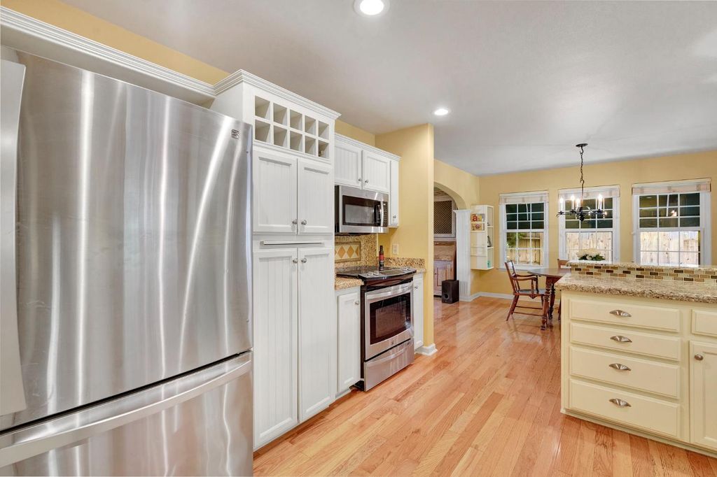 Image 21 of property listing at 569 W Sample Avenue, Clovis, CA 93612