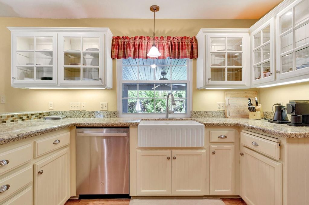 Image 22 of property listing at 569 W Sample Avenue, Clovis, CA 93612