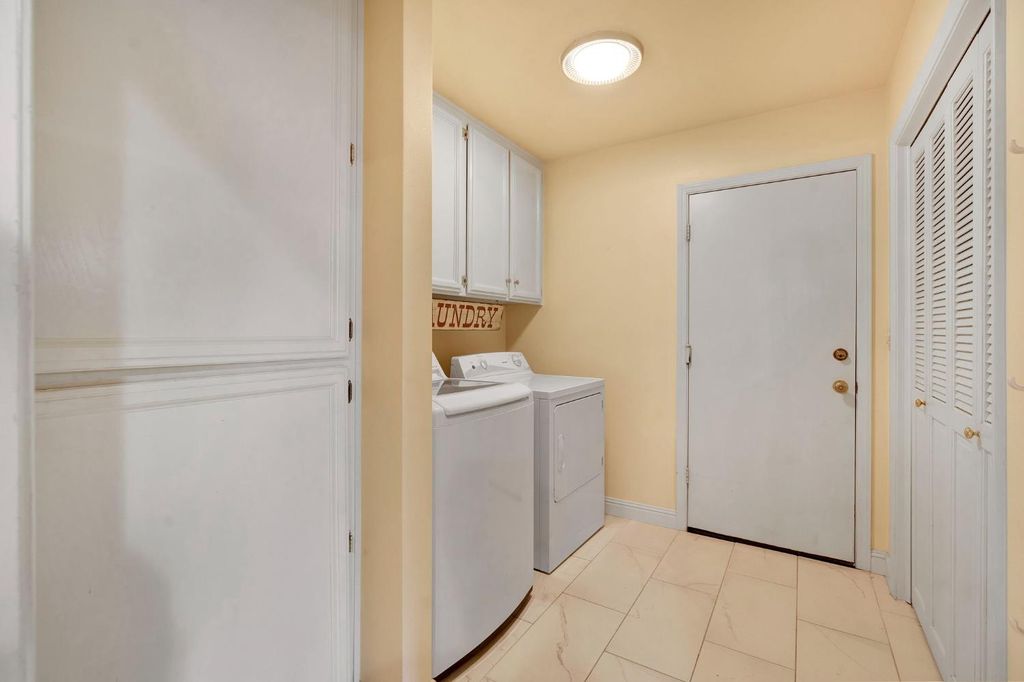 Image 23 of property listing at 569 W Sample Avenue, Clovis, CA 93612