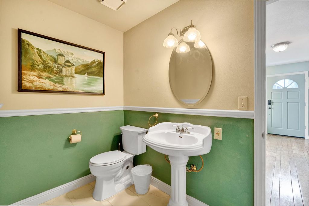 Image 24 of property listing at 569 W Sample Avenue, Clovis, CA 93612