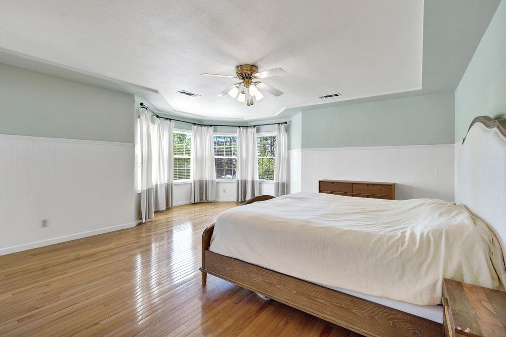 Image 25 of property listing at 569 W Sample Avenue, Clovis, CA 93612