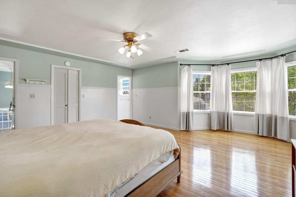 Image 26 of property listing at 569 W Sample Avenue, Clovis, CA 93612